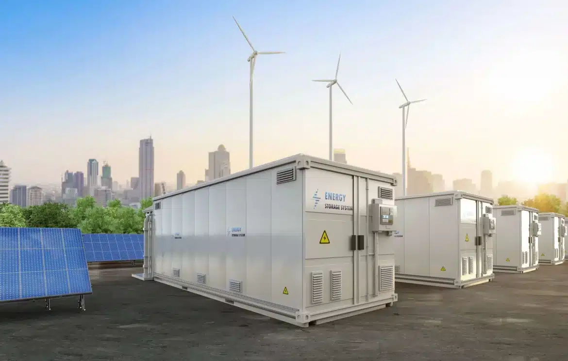 Batterie-Energiespeichersysteme vor Windrädern | TRIPS group
