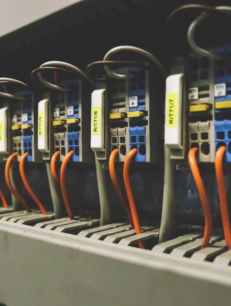 Orangene Kabel in grauem Kasten Engineering Consulting | TRIPS group