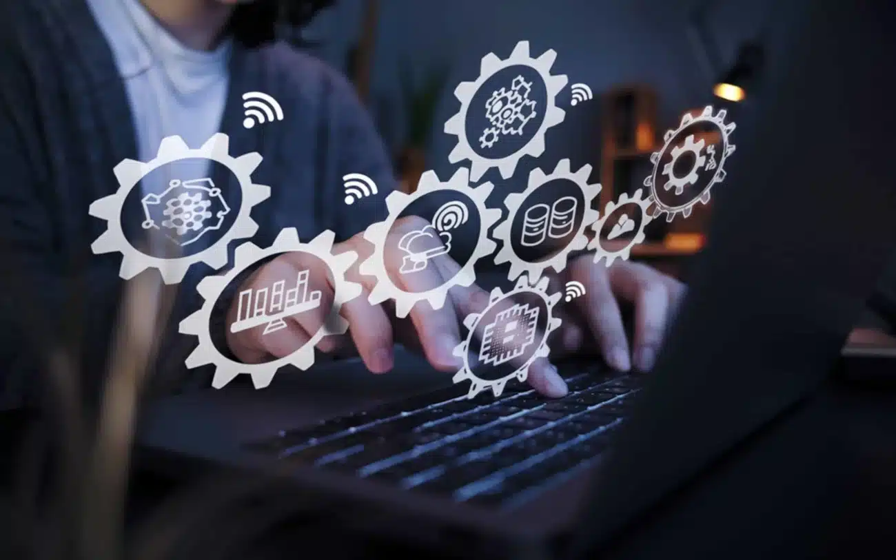 Mann an Laptop mit Symbole Engineering Consulting | TRIPS group