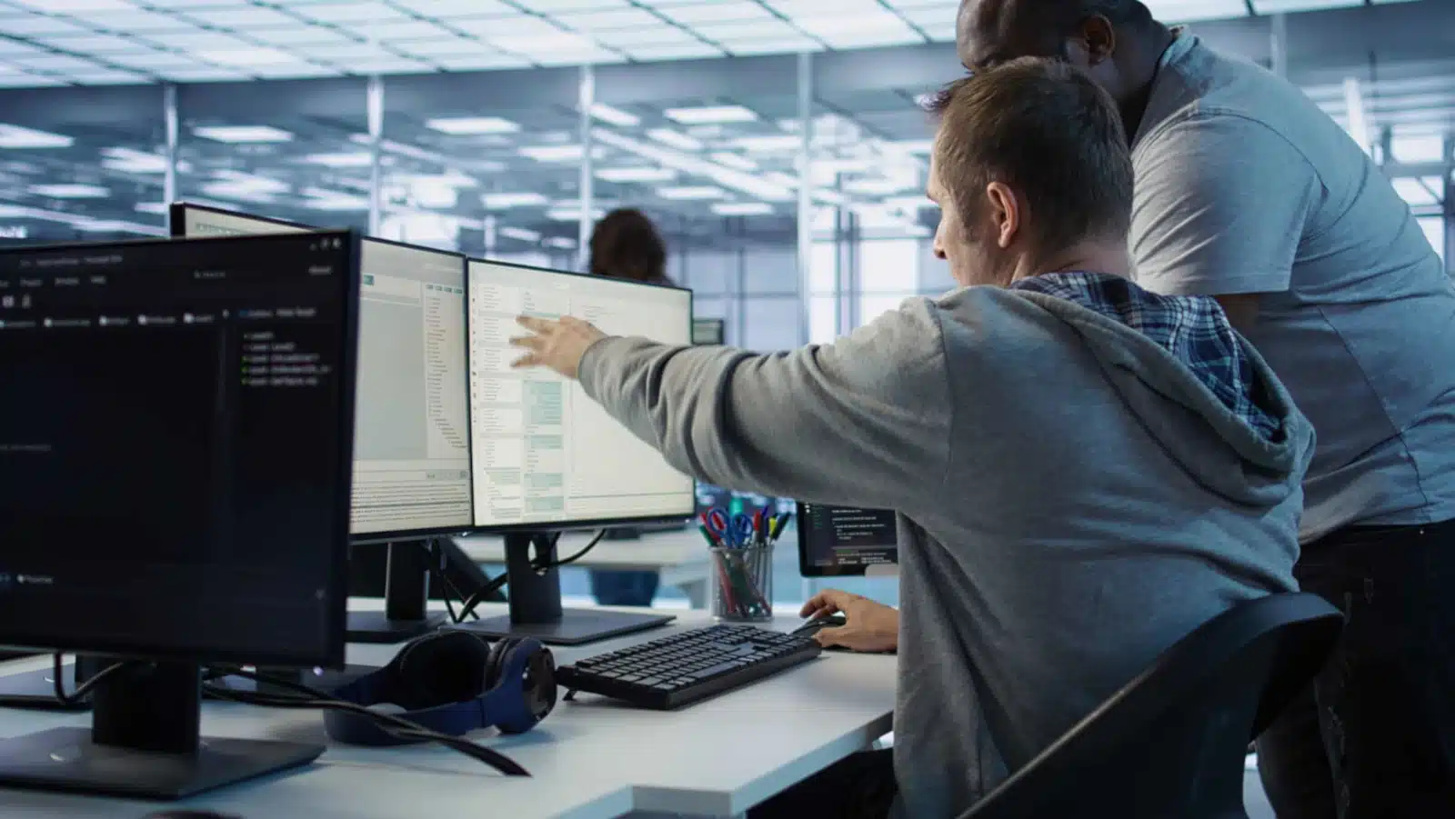 Zwei Männer vor Bildschirmen Industrial IT Solutions | TRIPS group