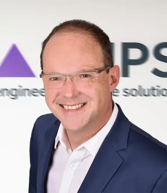 Mann mit Brille und blauem Jacket vor TRIPS Logo EPLAN Engineering | TRIPS group
