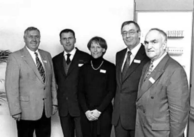 Vier Männer in Anzügen und eine Frau im Kostüm | TRIPS group