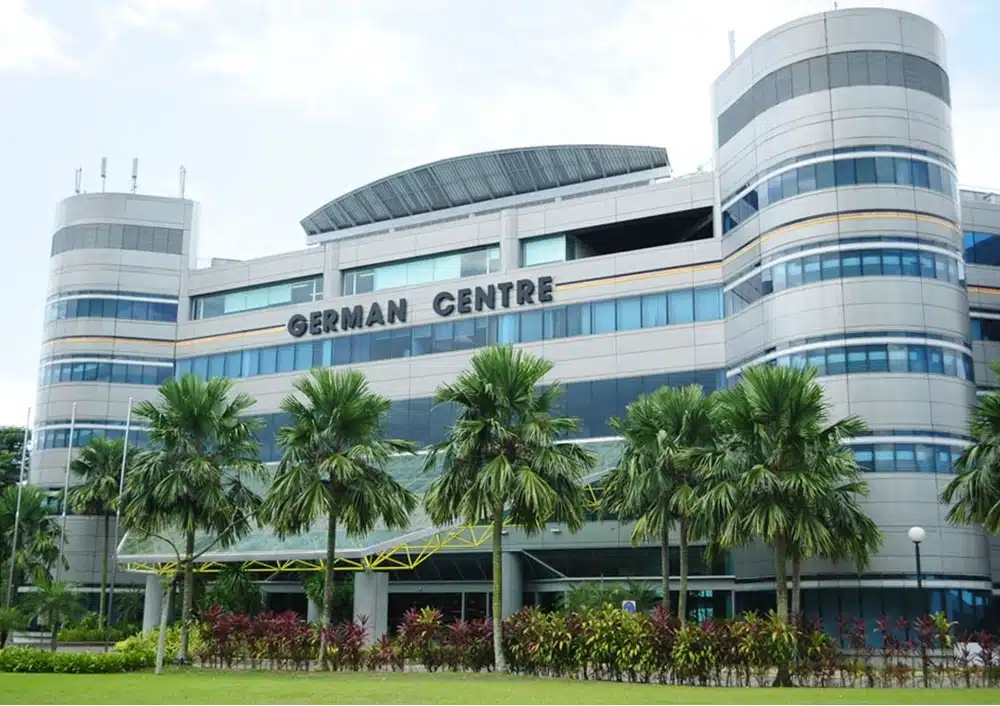 Grau-blaues Konferenz-Gebäude, auf dem German Centre steht | TRIPS group