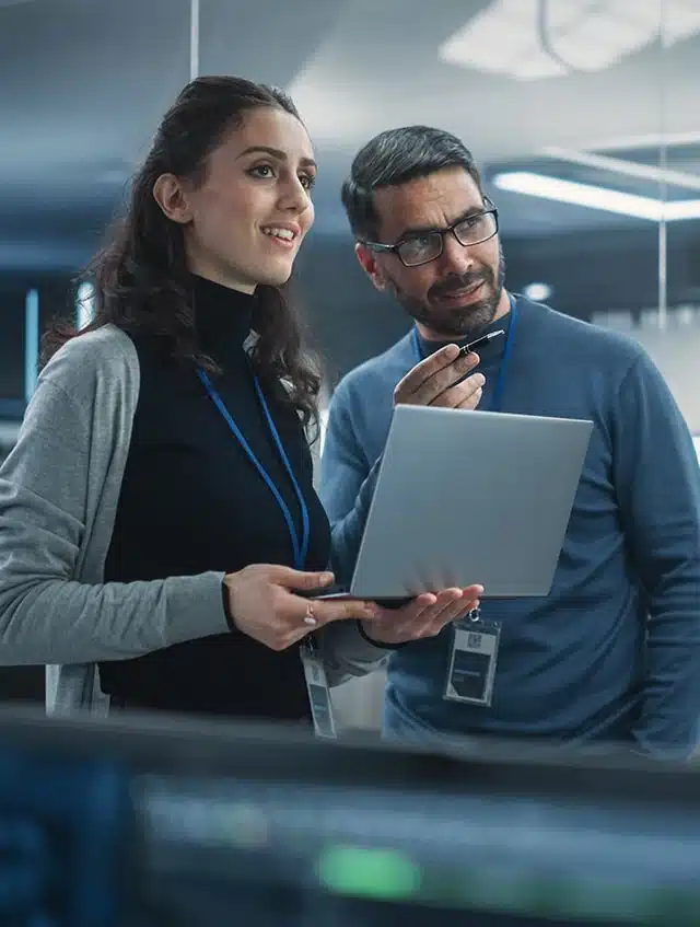 Mann und Frau mit Laptop - Karriere | TRIPS group