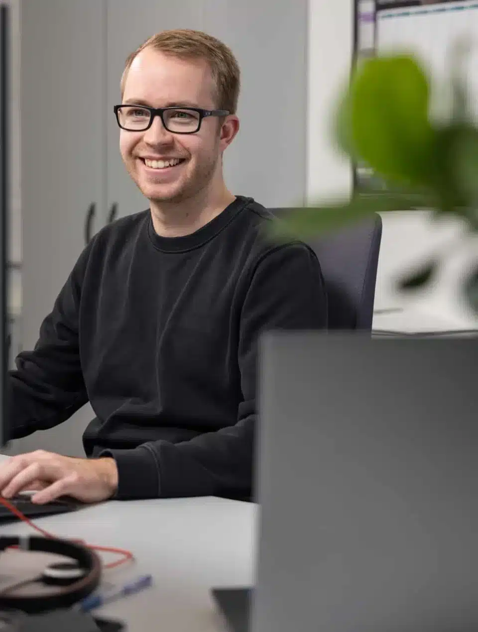 Mann mit Brille an Schreibtisch - Karriere | TRIPS group