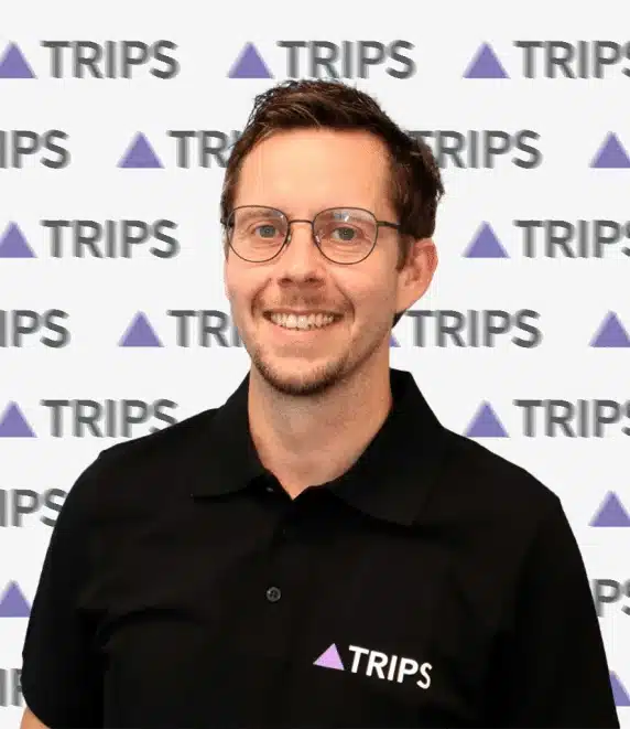 TRIPS-Mitarbeiter mit Brille und TRIPS-Logo | TRIPS group