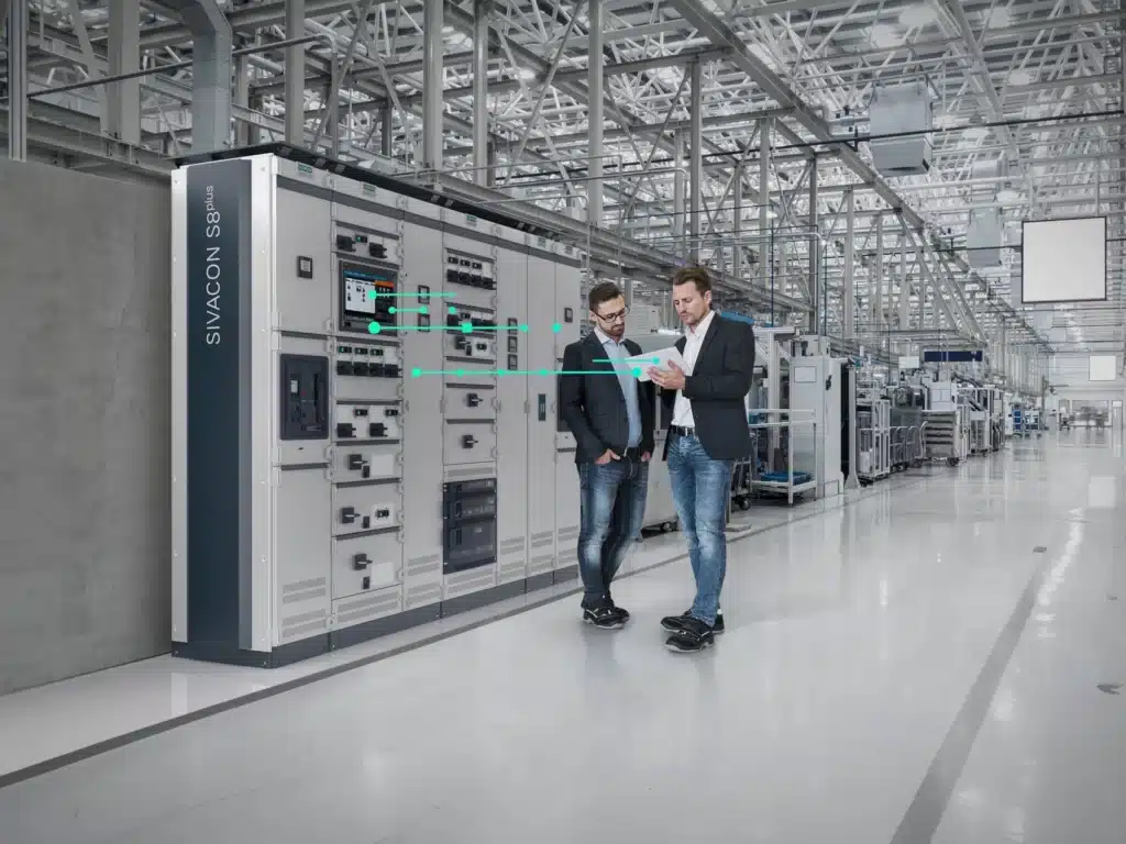 Zwei Männer vor SIVACON S8 Niederspannungsanlage | TRIPS group