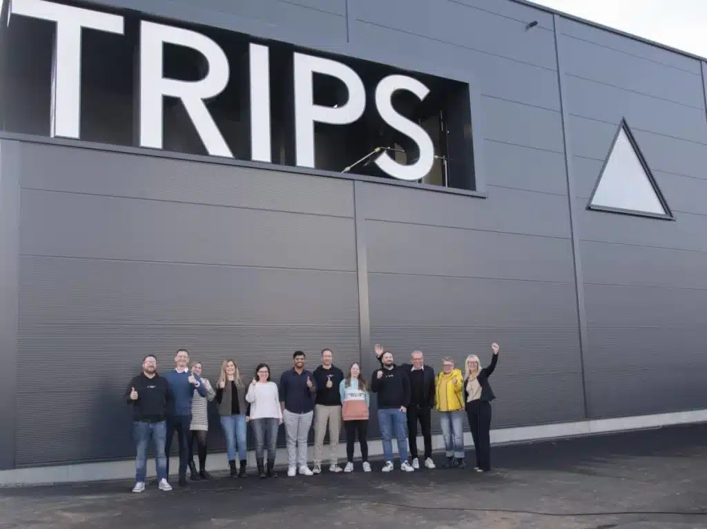 TRIPS-Mitarbeiterinnen und Mitarbeiter vor neuem Gebäude | TRIPS group